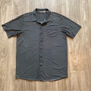 Men’s Travis Mathew button down T-shirt. Medium